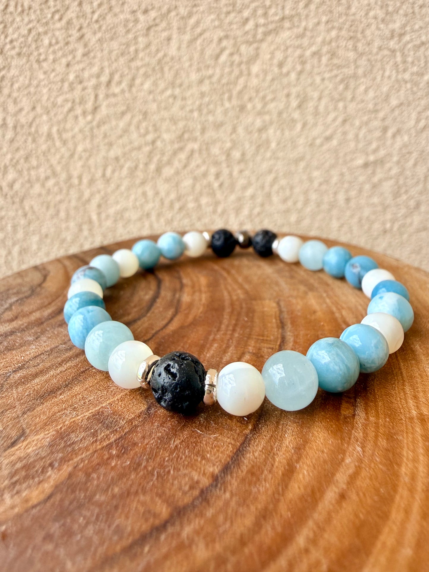 BRACCIALE ELASTICO CON LAVA, MADREPERLA, ACQUAMARINA E QUARZO LARIMAR