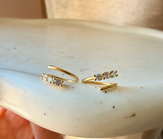 ORECCHINI A SPIRALE TRE ZIRCONI INCASTONATI 10mm