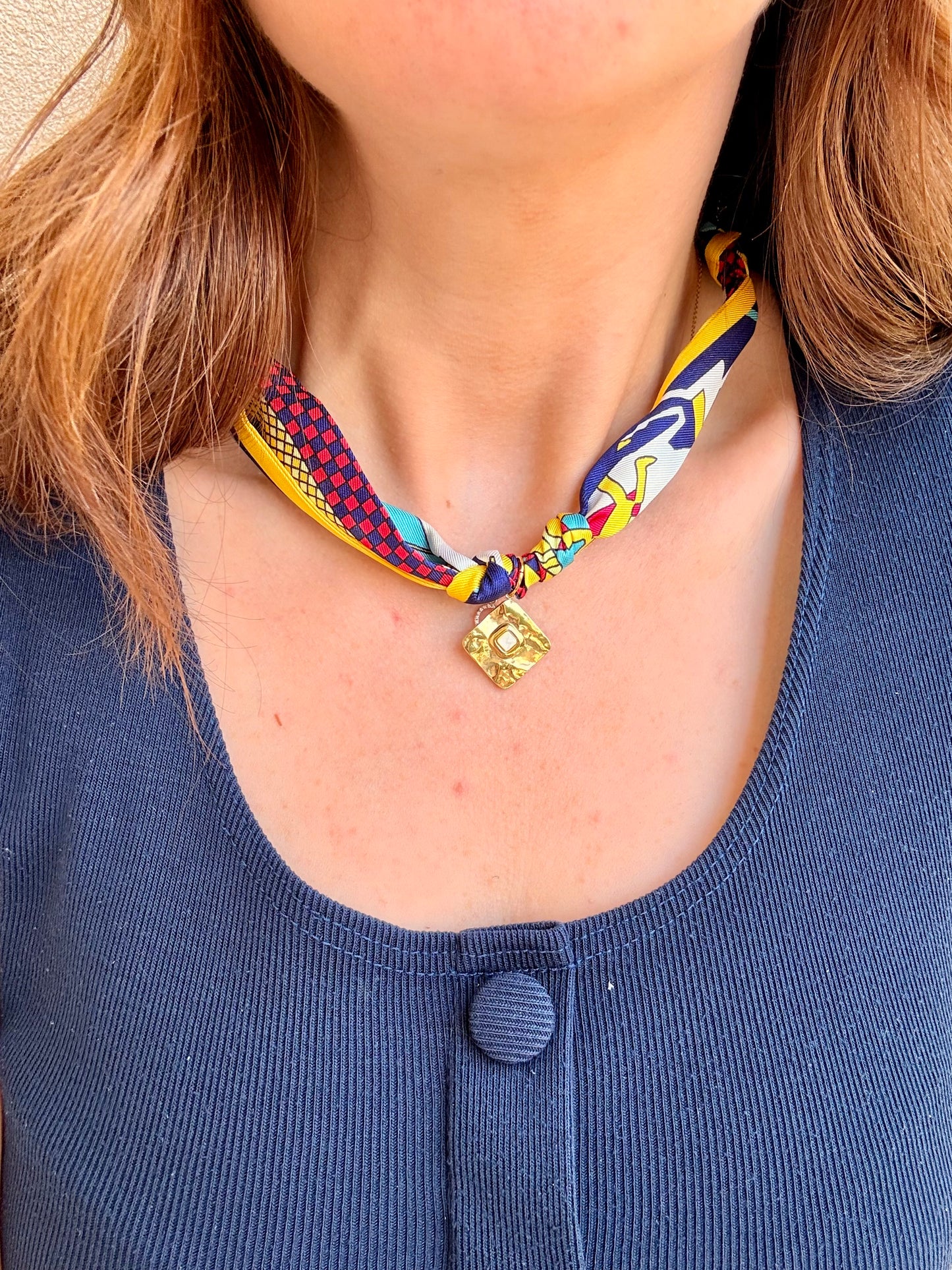 FOULARD GIOIELLO CON CAVALLI GIALLO-BLU SCURO-ROSSO CON PENDENTE ROMBO MARTELLATO CON MADREPERLA ACCIAIO DORATO