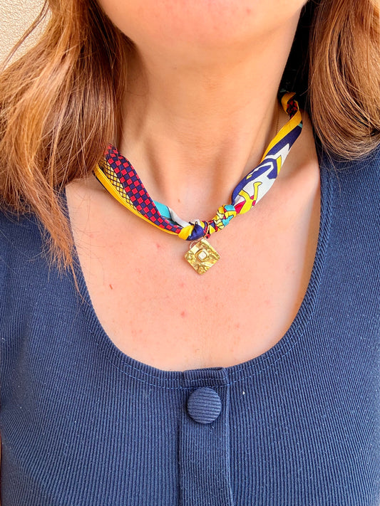 FOULARD GIOIELLO CON CAVALLI GIALLO-BLU SCURO-ROSSO CON PENDENTE ROMBO MARTELLATO CON MADREPERLA ACCIAIO DORATO