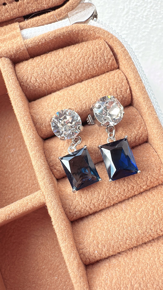 ORECCHINI CON MAXI PUNTO LUCE E PENDENTE BAGUETTE BLU