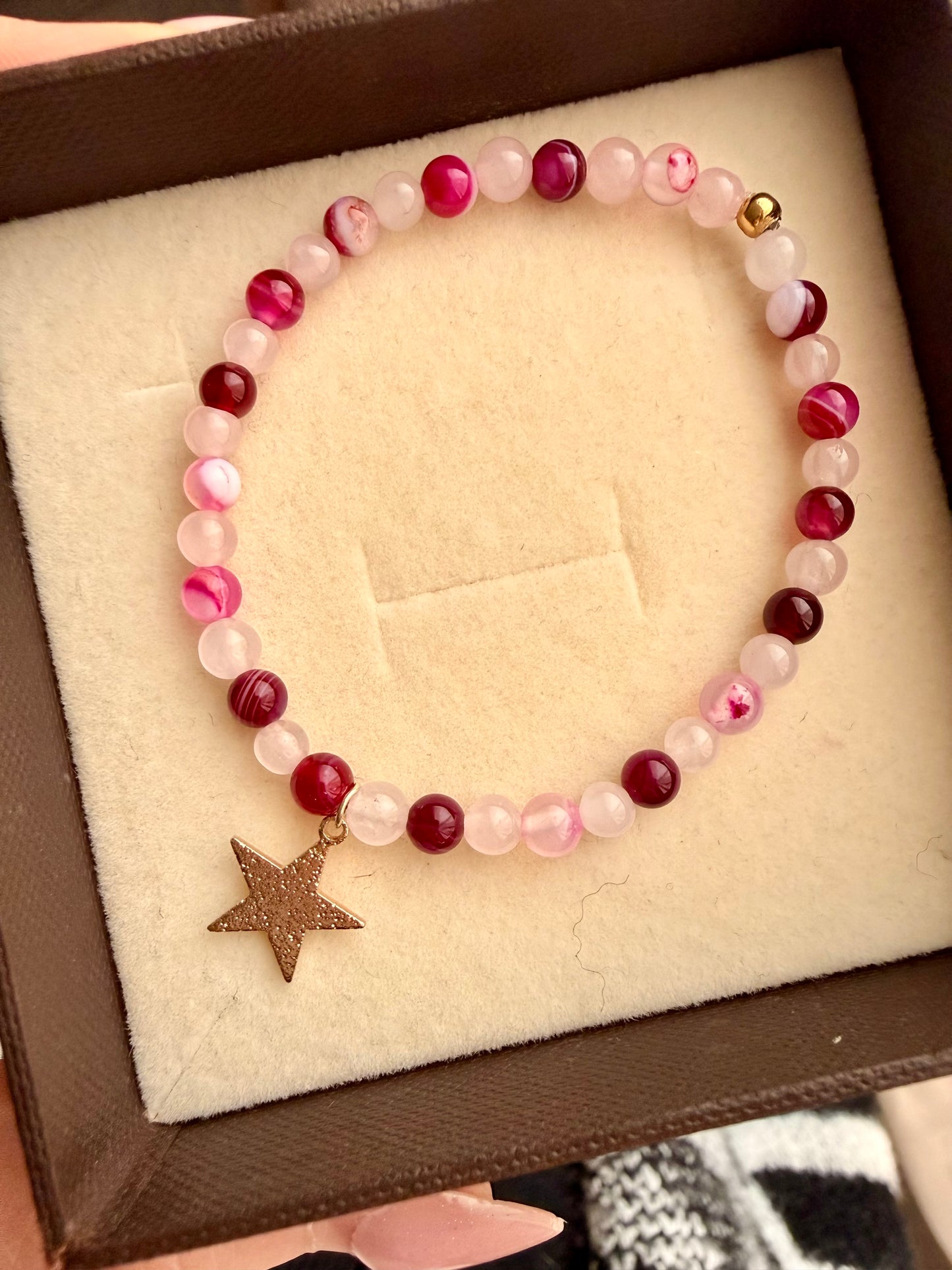 BRACCIALE ELASTICO BIMBA CON QUARZO ROSA, AGATA STRIATA FUCSIA E STELLINA DIAMANTATA