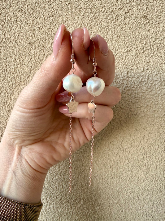 COPPIA ORECCHINI ALLUNGO A CATENELLA E STELLA CON PERLA SASSETTO BIANCA