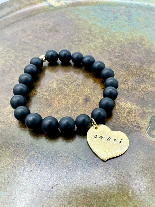 BRACCIALE DI AGATA NERA OPACA CON CUORE INCISO