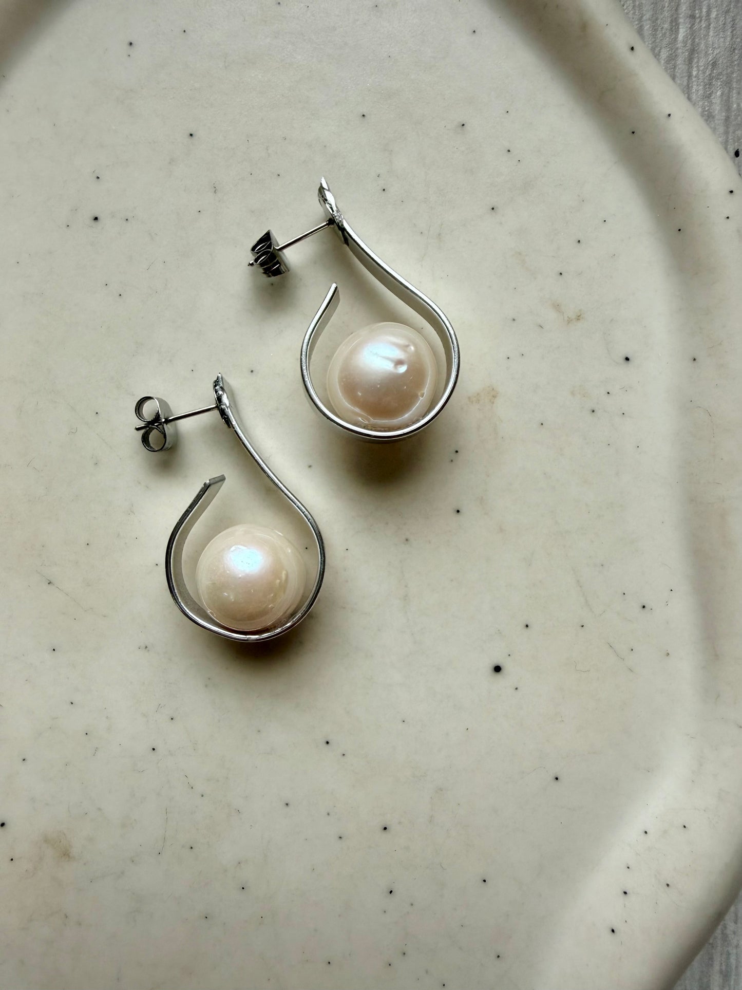 COPPIA ORECCHINI SEMICERCHI OVALI ALLUMINIO CON PERLA BIANCA