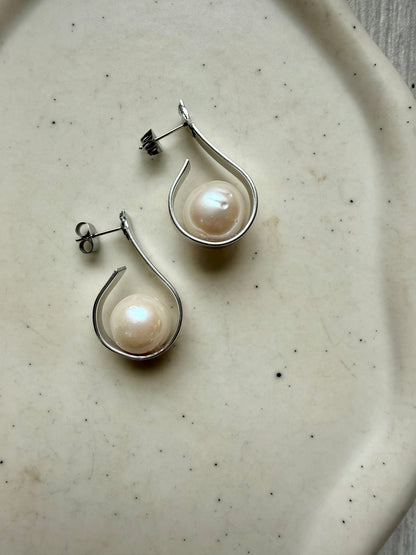 COPPIA ORECCHINI SEMICERCHI OVALI ALLUMINIO CON PERLA BIANCA