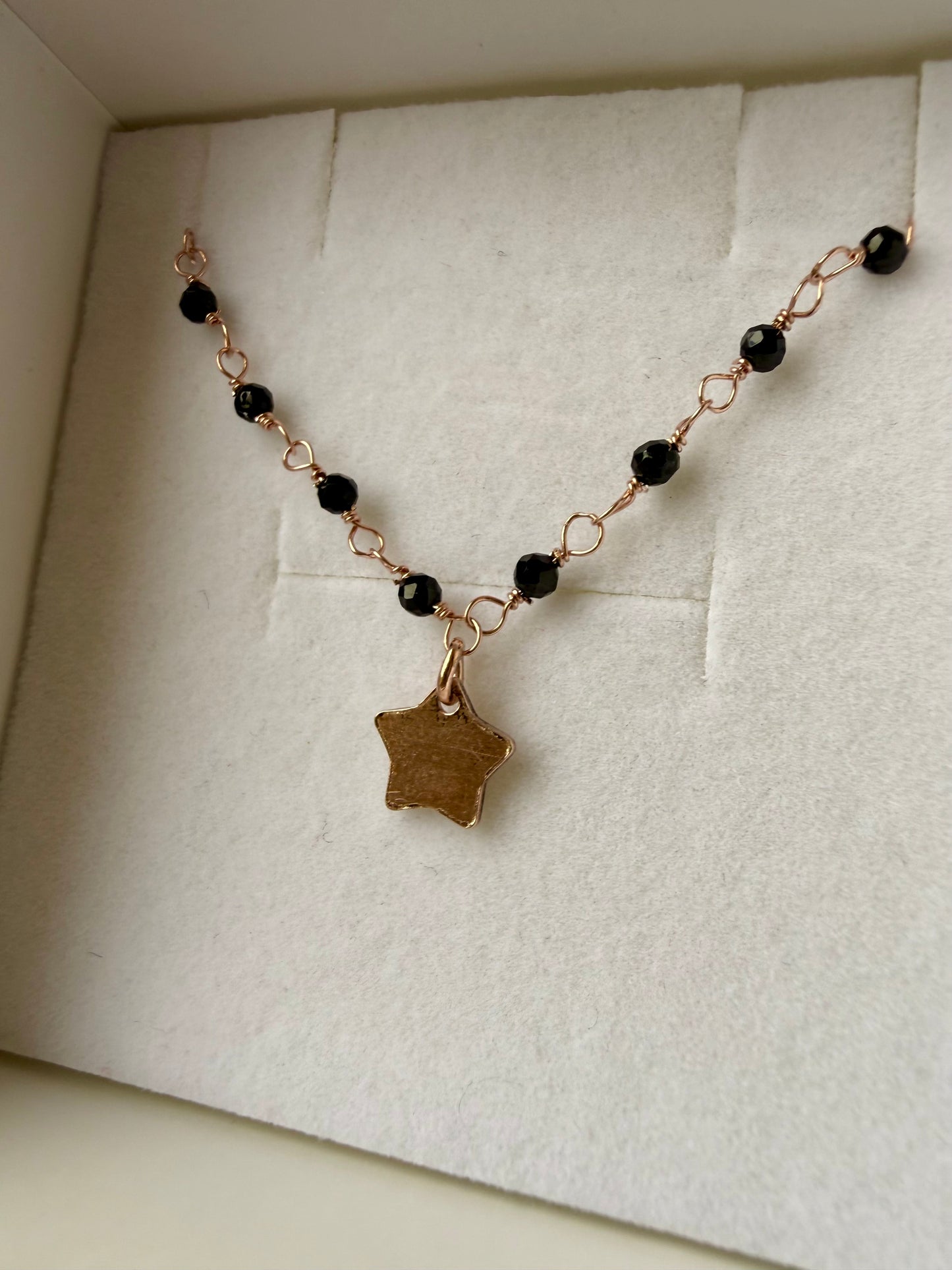 BRACCIALE SPINELLI NERI CON STELLA PENDENTE