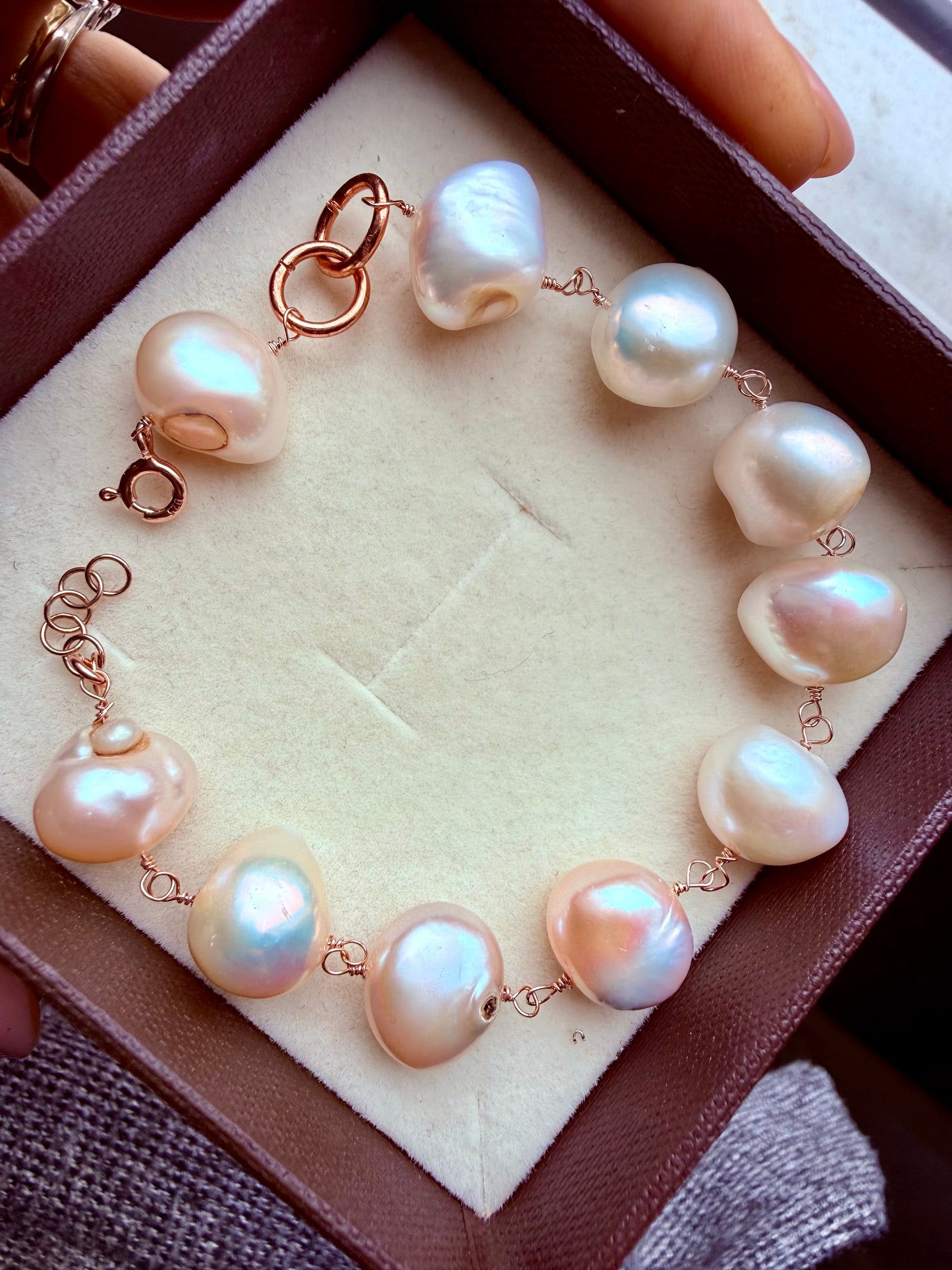 BRACCIALE PERLE TONDE IRREGOLARI BIANCHE