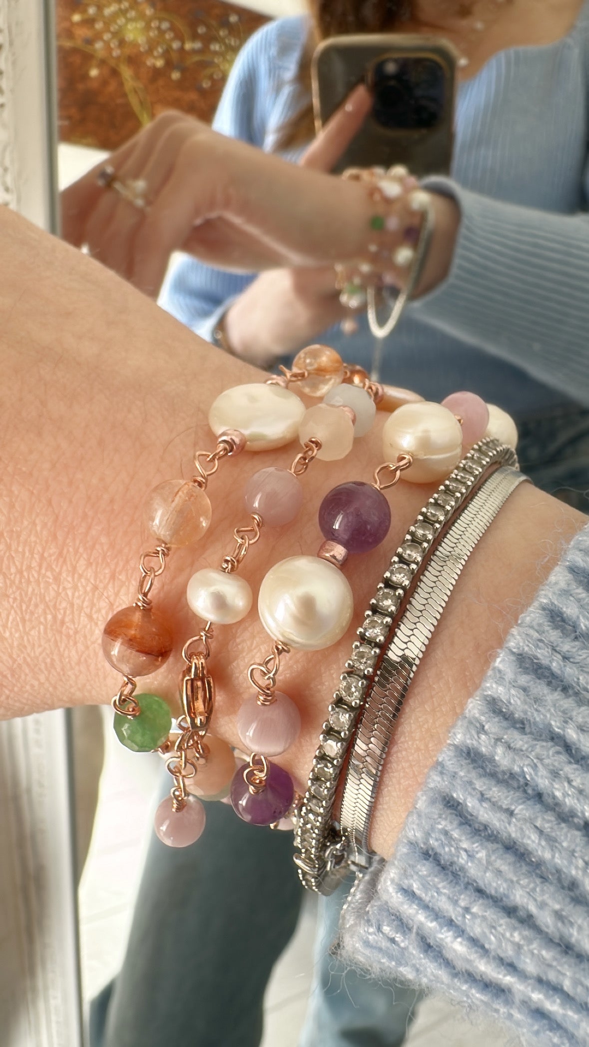 BRACCIALE PERLA MONETA BIANCA CON PIETRE VERDI E CAFFELATTE