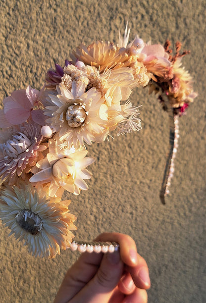 CORONCINA CON FIORI ESSICCATI E CRISTALLI AVORIO