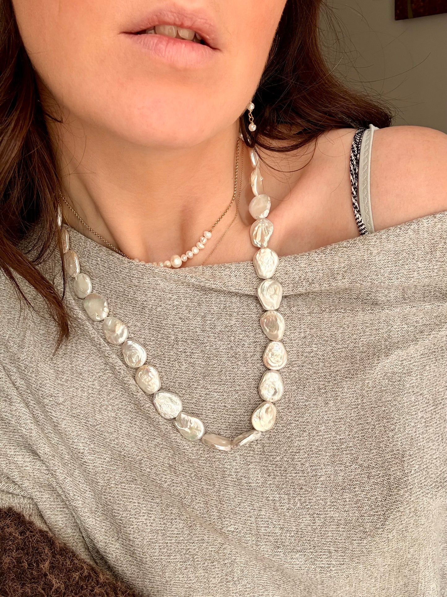 COLLANA CON PERLE BAROCCHE PIATTE