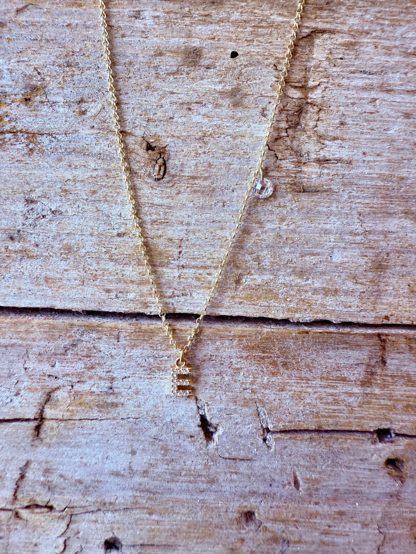 COLLANA CON LETTERINA E MICRO PUNTO LUCE