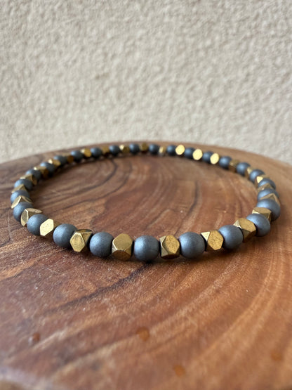 BRACCIALE ELASTICO CON EMATITE MATTE E DORATA