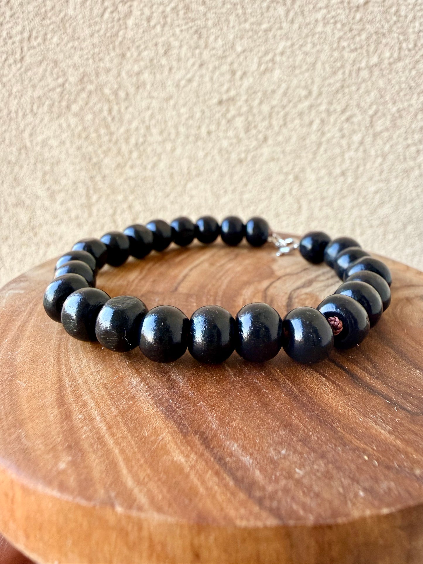 BRACCIALE CON PERLINE DI LEGNO E CHIUSURA IN ARGENTO 925