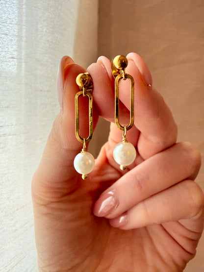 COPPIA ORECCHINI A LOBO SFERA DORATA CON RETTANGOLO VUOTO E PERLA PENDENTE DA 6 mm