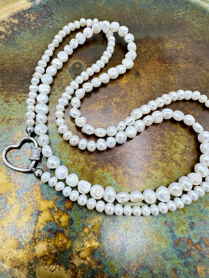 COLLANA LUNGA CON PERLE BIANCHE BAROCCHE E POTATO ALTERNATE