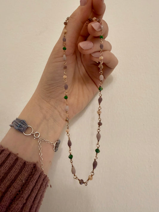 COLLANA ROSARIO CON PIETRE SINTETICHE COLOR PORPORA, VERDE, GRIGIO E CHAMPAGNE