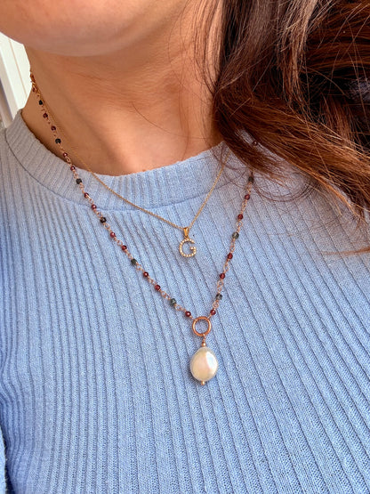 COLLANA CRISTALLI GRANATO ALTERNATI A PIETRE CUBICHE BLU CON PERLA MONETA BIANCA