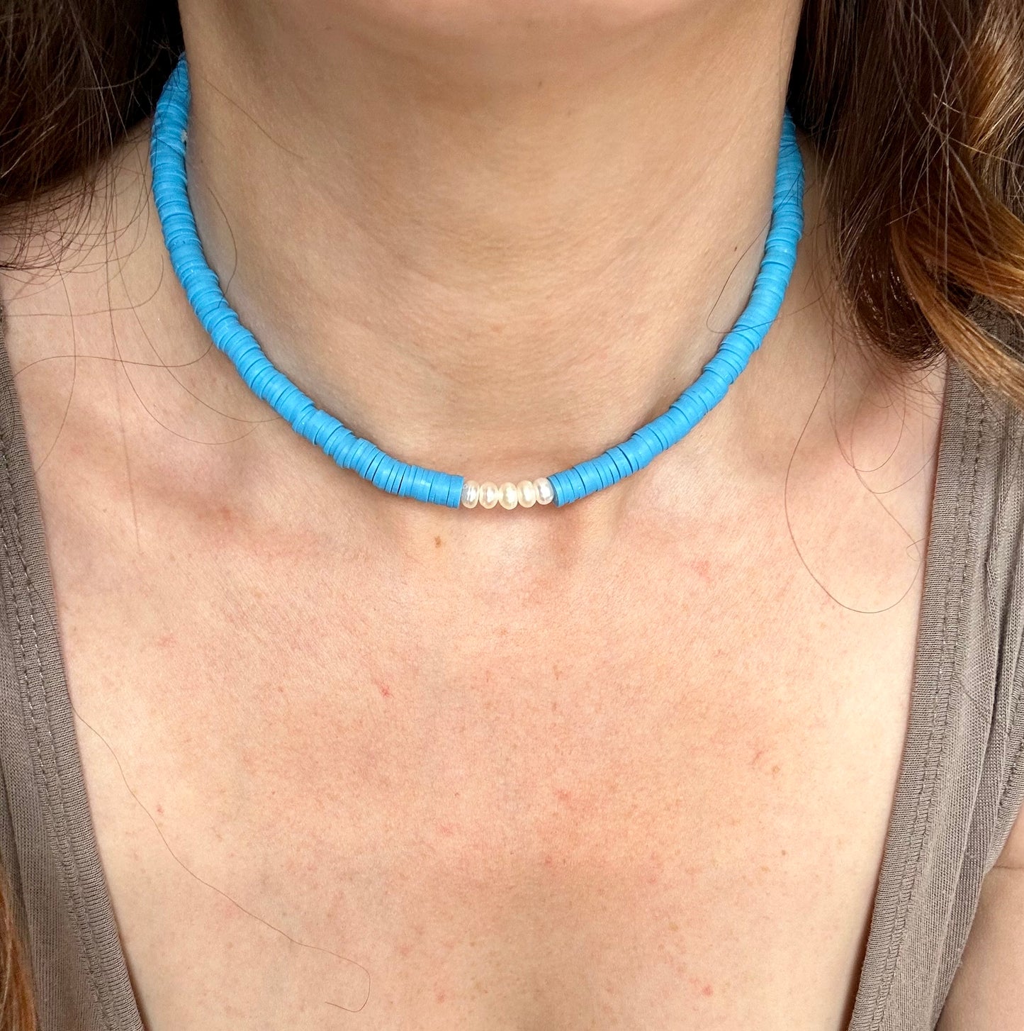 COLLANA CERCHIETTI GOMMA AZZURRO CIELO CON 5 PERLE BIANCHE