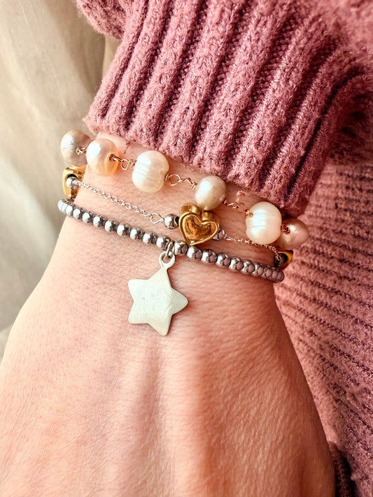 BRACCIALE ELASTICO CON PERLINE DI EMATITE E STELLA PENDENTE