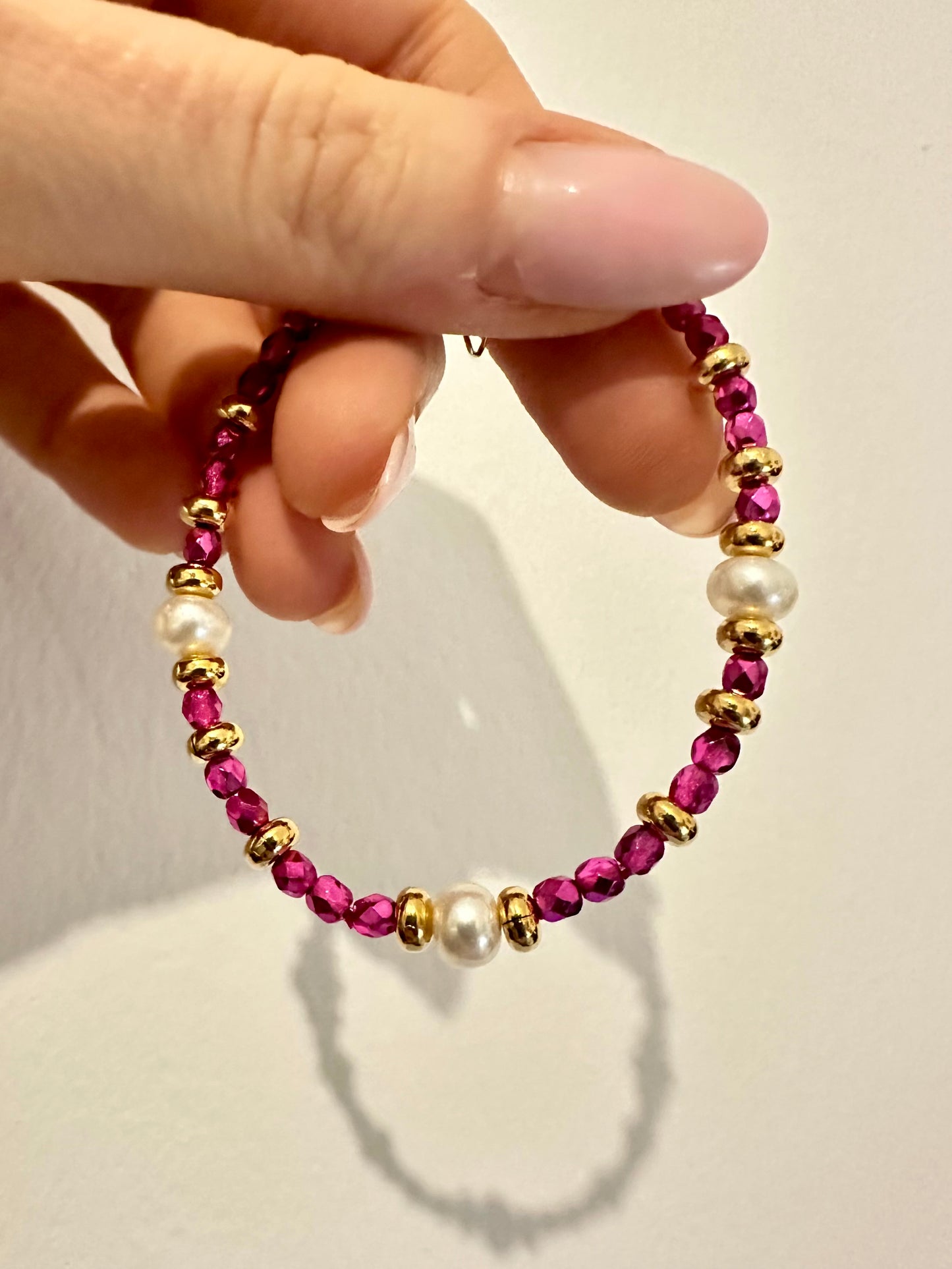 BRACCIALE CRISTALLI FUCSIA E PERLE BIANCHE