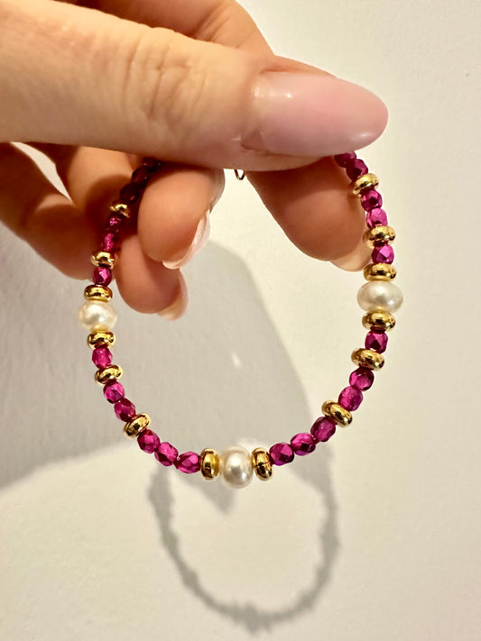 BRACCIALE CRISTALLI FUCSIA E PERLE BIANCHE