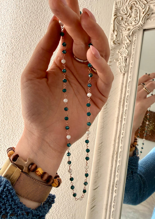 COLLANA CON CRISTALLI PETROLIO E BIANCHI