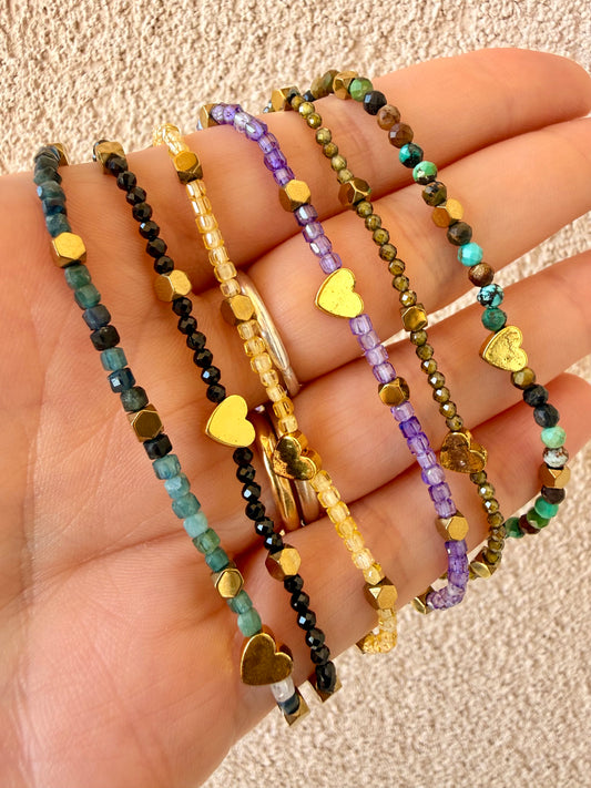 BRACCIALI ELASTICI CON PIETRE DURE E CUORICINO