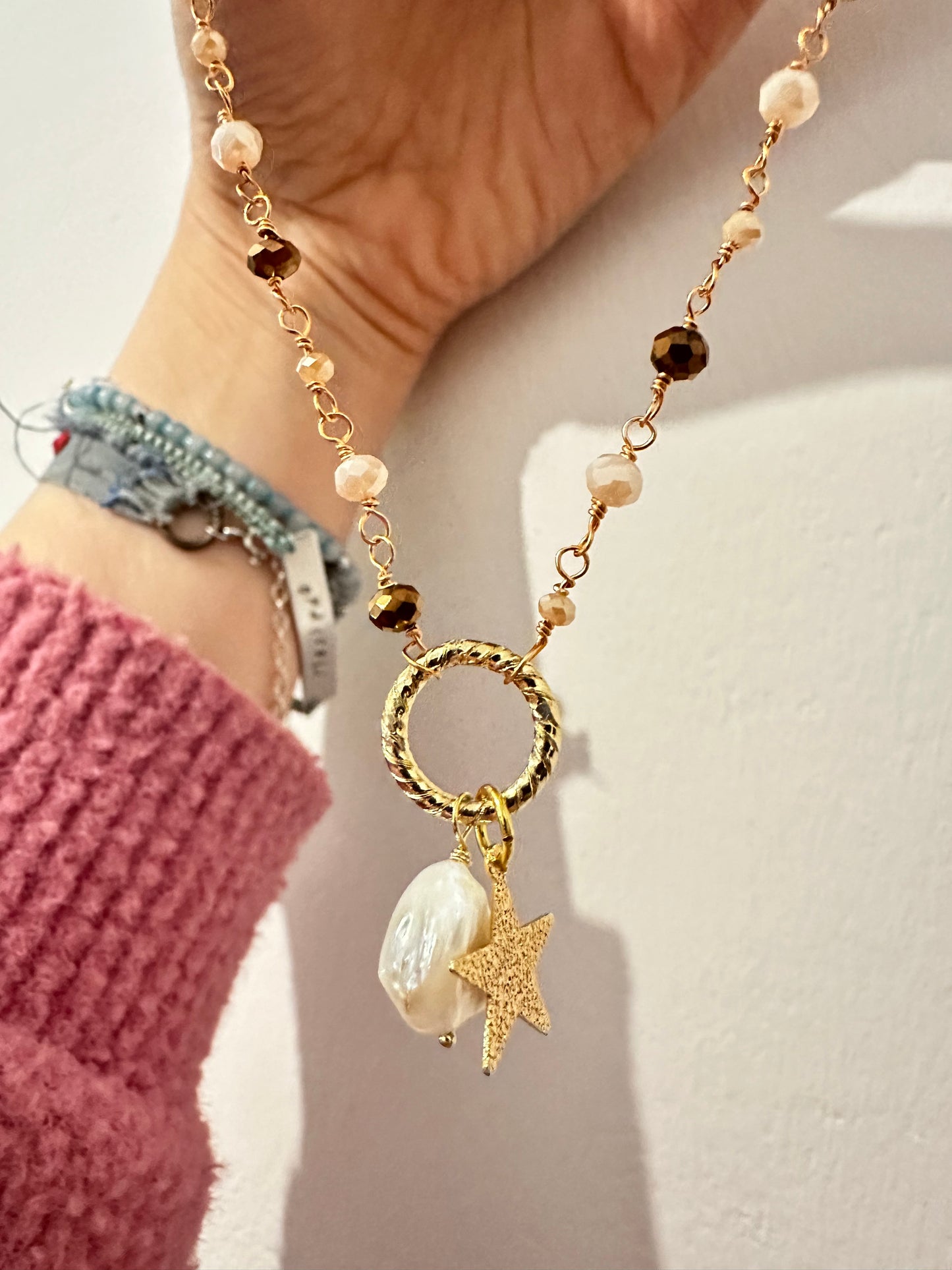 COLLANA CRISTALLI BEIGE E BRONZO, CON PERLA BAROCCA BIANCA E STELLA