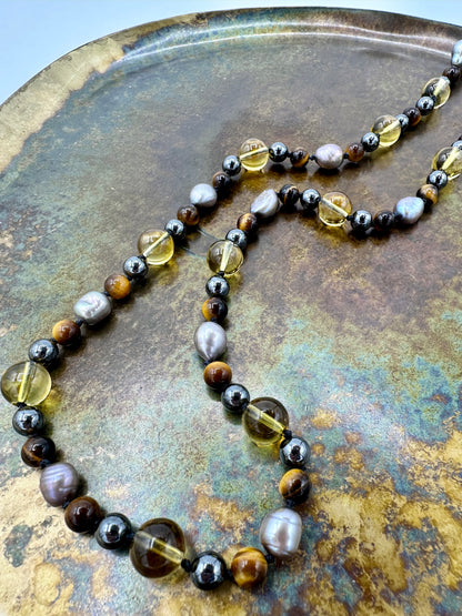 MALA CON EMATITE, OCCHIO DI TIGRE, PERLE D’ACQUA DOLCE GRIGIE E TOPAZIO GIALLO