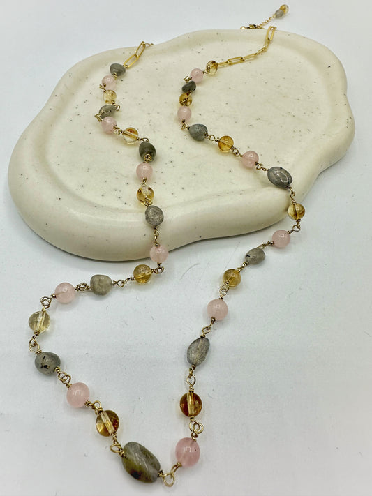 COLLANA CON LABRADORITE, QUARZO ROSA E CITRINO BASE ARGENTO DORATO