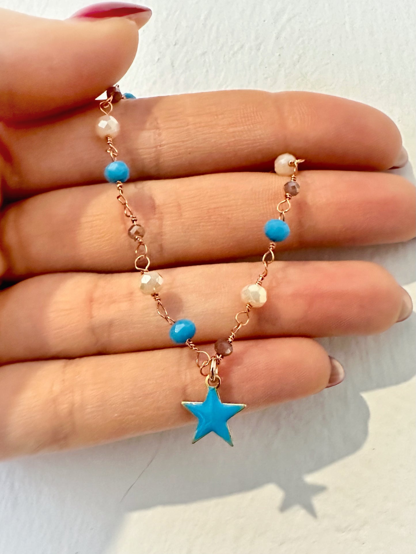 BRACCIALE CRISTALLI AVORIO, AZZURRO E MELANZANA CON STELLINA SMALTATA