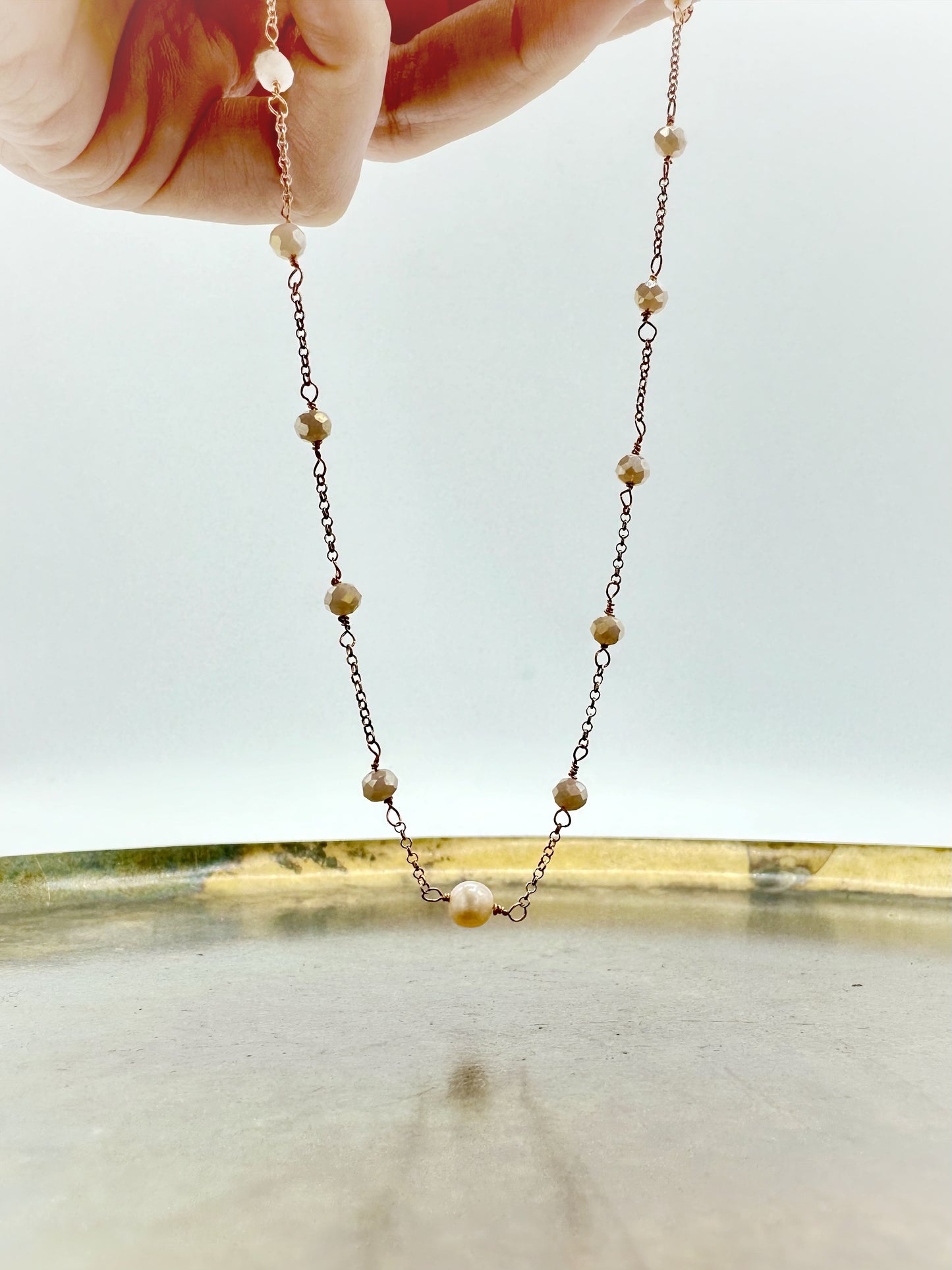 COLLANA CATENA ROLÒ BASE ROSÉ ALTERNATA DA CRISTALLI AVORIO CON PERLA ROSA IN LINEA