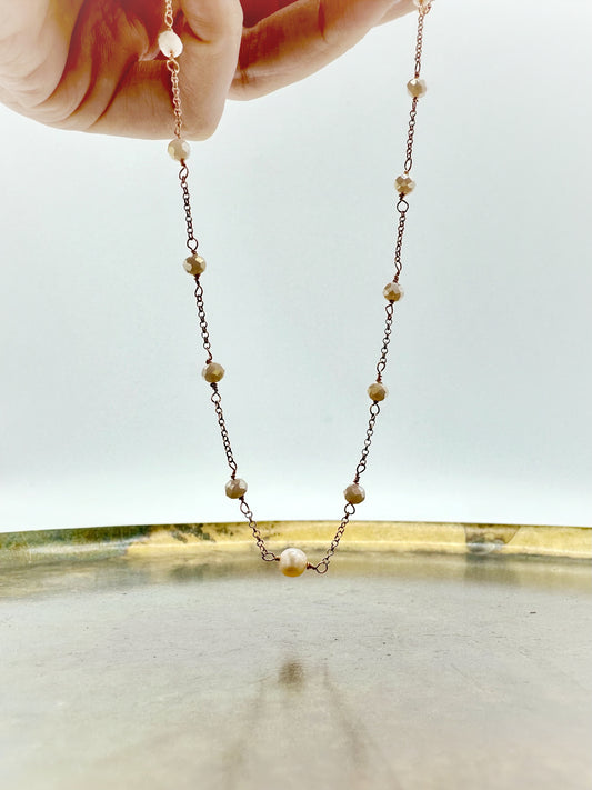 COLLANA CATENA ROLÒ BASE ROSÉ ALTERNATA DA CRISTALLI AVORIO CON PERLA ROSA IN LINEA