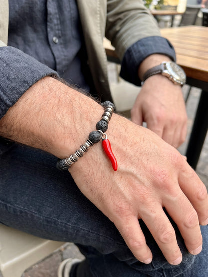 BRACCIALE UOMO IN PIETRA LAVICA ED EMATITE CON CORNETTO PORTAFORTUNA