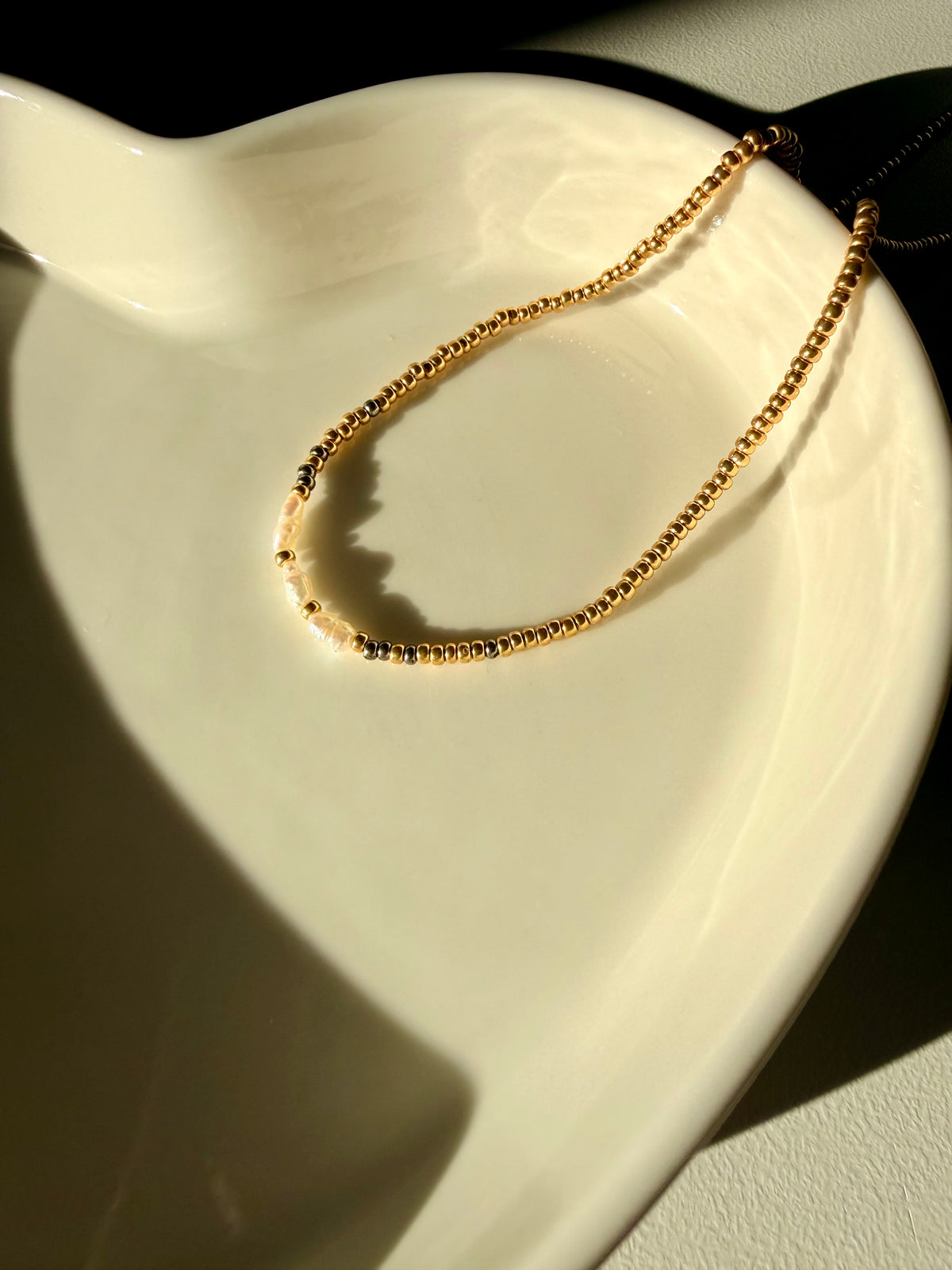 COLLANA TRIS PERLE CON MIYUKI DORATE E BRONZO
