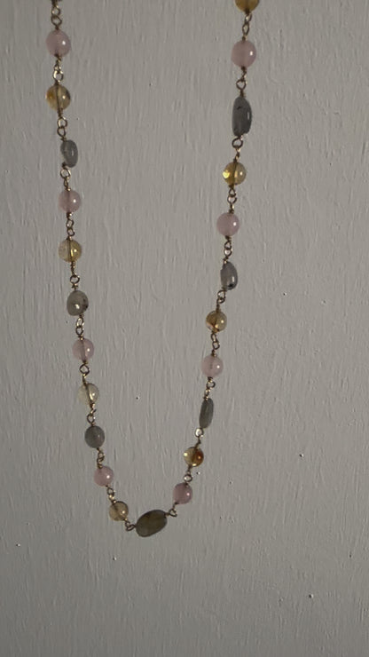 COLLANA CON LABRADORITE, QUARZO ROSA E CITRINO BASE ARGENTO DORATO